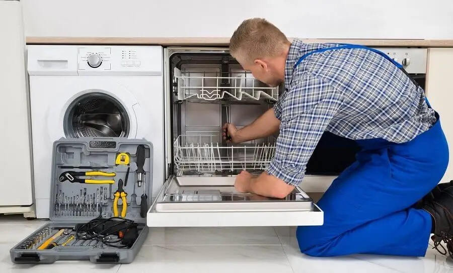 Altındağ Gaggenau servisi teknisyen ekibi beyaz eşya tamiri yaparken
